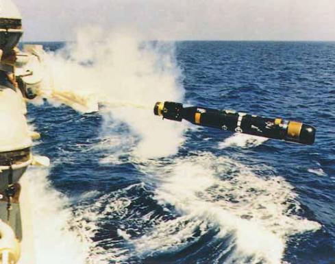 HMS Portland feuert Torpedo auf US-Uboot ab